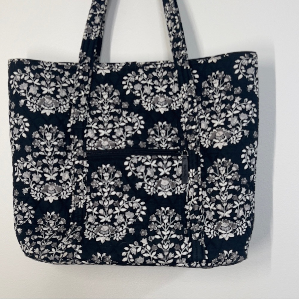 Vera  Bradley Large Tote Bag 6 Interior Pockets Black and White Floral